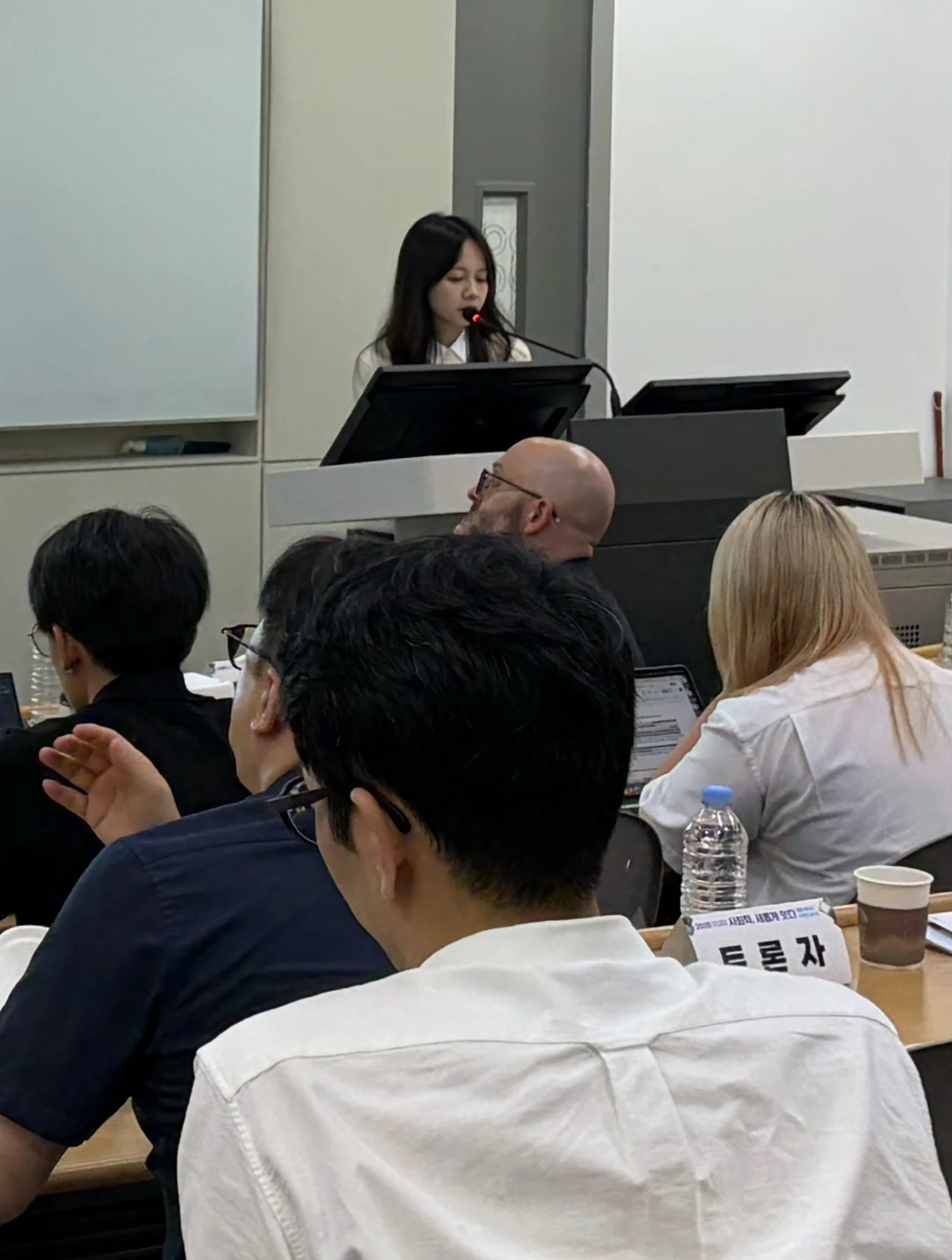 Chih-yi Su presents the Taiwan and South Korea Politics Databases to the conference audience.