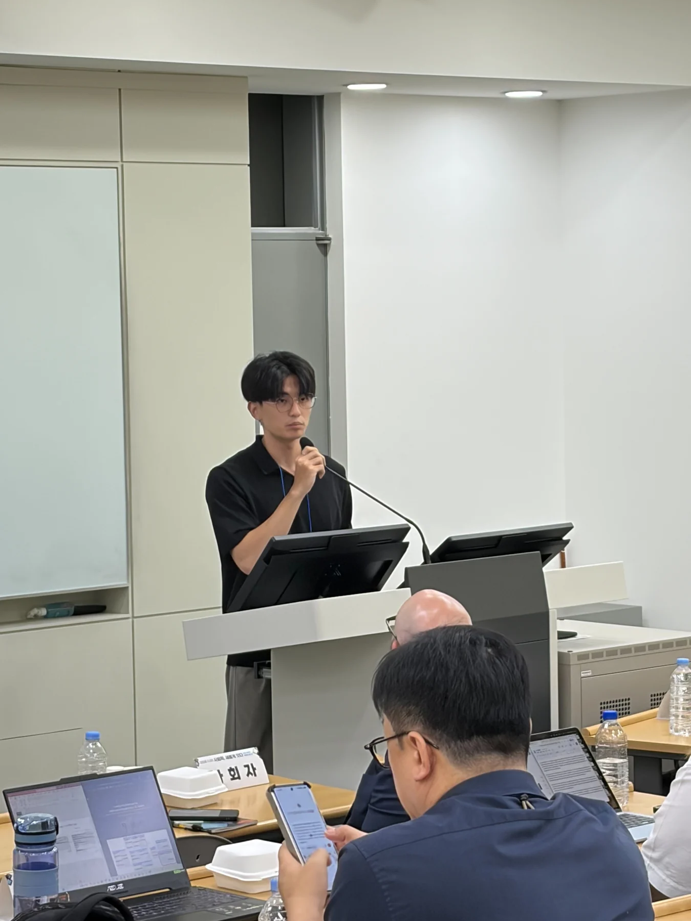 Liang Ta Wen presents the lab's comparative political-family-ties data collection process.